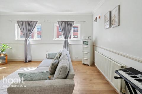 1 bed property, in Wood Street, £325,000