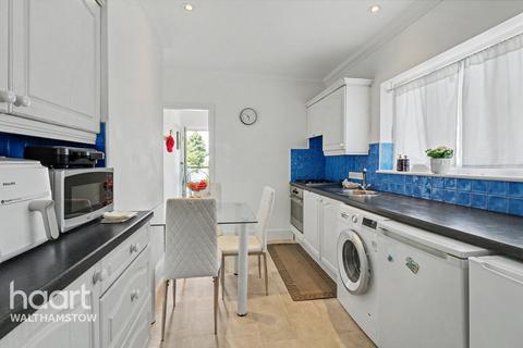 1 bed property, in Wood Street, £325,000