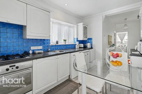 1 bed property, in Wood Street, £325,000
