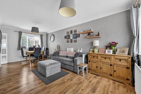2 bed property, in Halyard Close, £290,000