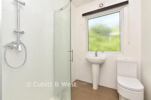 3 bed property, in Riddlesdown Road, £425,000