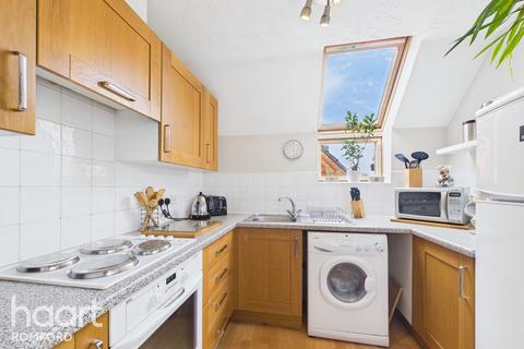 2 bed property, in Foxglove Road, £240,000