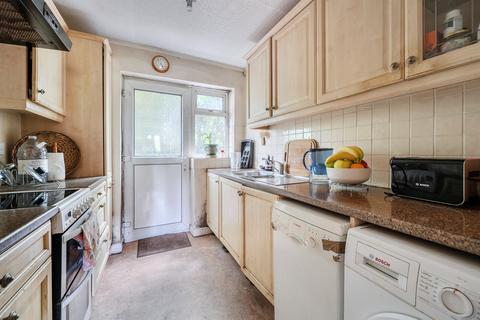 2 bed property, in Ray Park Avenue, £325,000