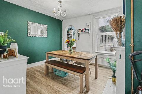3 bed property, in Allen Street, £290,000