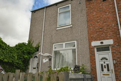 2 bed property, in Ingoe Street, £70,000