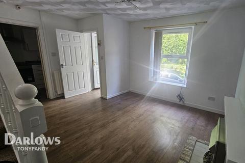 2 bed property, in East Road, £95,000