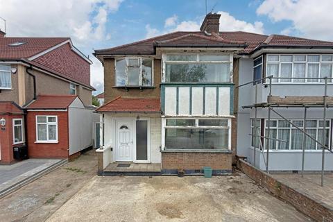 3 bed property, in Holmstall Avenue, £390,000