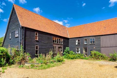 6 bed property, in Manor Farm Court, £800,000