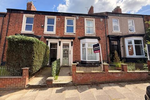 1 bed property, in Belle Vue Road, £65,000