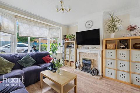 5 bed property, in Crescent Road, £700,000