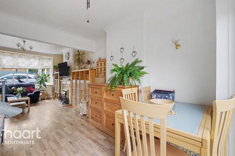 5 bed property, in Crescent Road, £700,000
