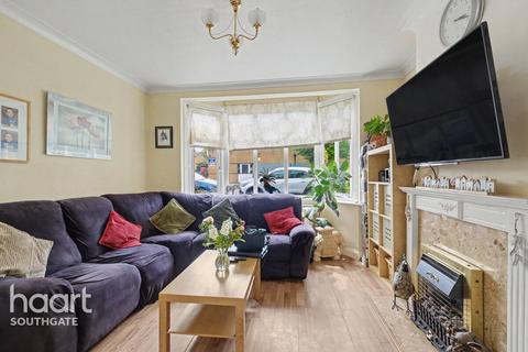 5 bed property, in Crescent Road, £700,000