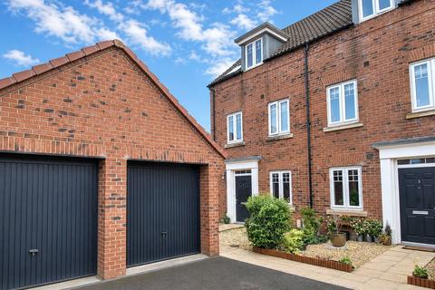 3 bed property, in Mayfair Court, £260,000
