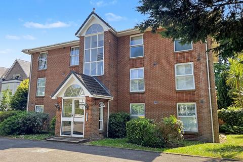 2 bed property, in Bournemouth, £200,000