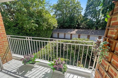2 bed property, in Bournemouth, £200,000