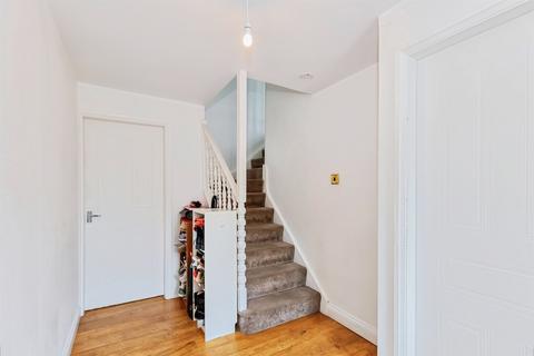 4 bed property, in Thomas Close, £325,000