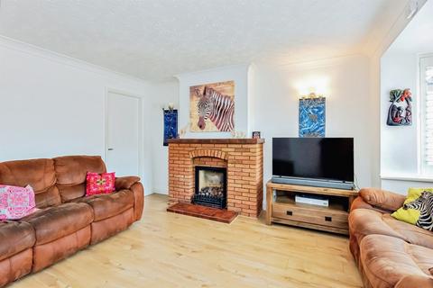 4 bed property, in Thomas Close, £325,000