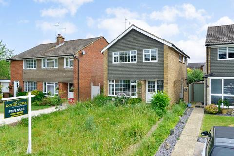 3 bed property, in Cranleigh Mead, £450,000