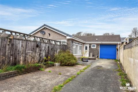3 bed property, in Whitehall Avenue, £220,000