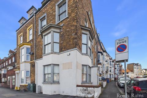 4 bed property, in New Queen Street, £150,000