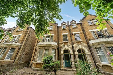 2 bed property, in Lewisham Park, £500,000