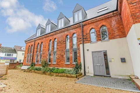 1 bed property, in Cricklade Road, £125,000