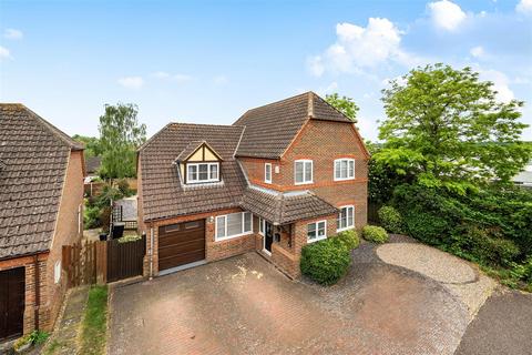 5 bed property, in Riverside View, £660,000
