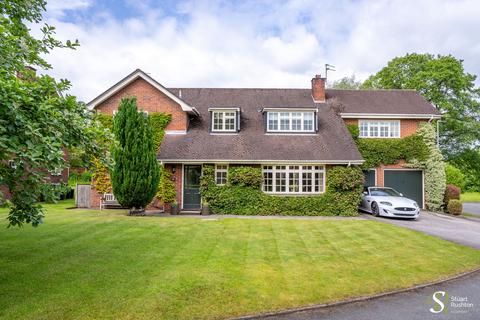 5 bed property, in Broomfield Close, £825,000