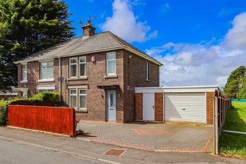 2 bed property, in North Walk, £260,000