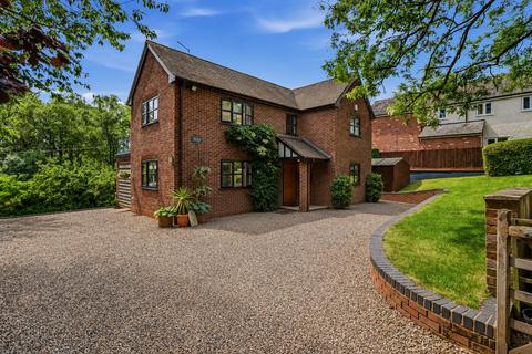 3 bed property, in Rock Lane, £585,000