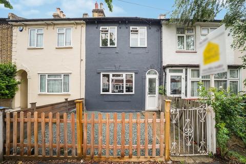2 bed property, in Cobden Road, £475,000