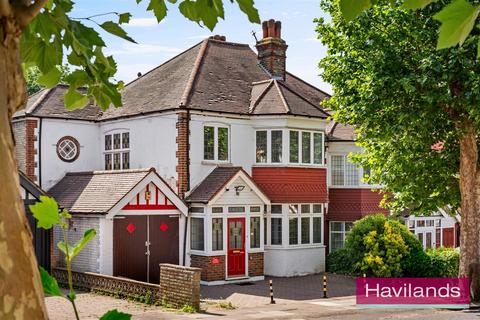 4 bed property, in Broomfield Avenue, £950,000
