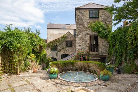 5 bed property, in Eagle House II, £1,295,000