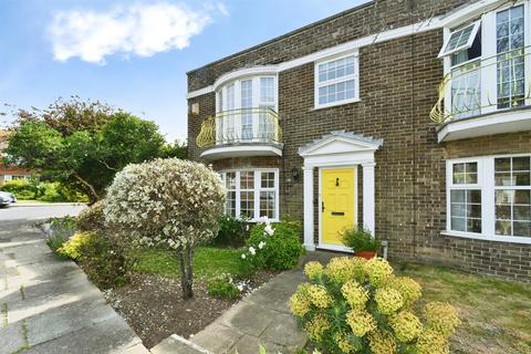 4 bed property, in Prince Regents Close, £600,000
