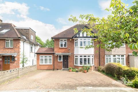 3 bed property, in Manor Park Gardens, £800,000