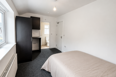 5 bed property, in Beeston Road, £15,000