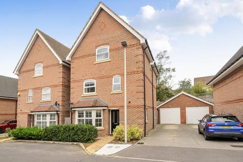 4 bed property, in Firethorn, £625,000