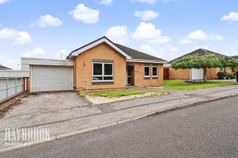 2 bed property, in Pine Close, £220,000