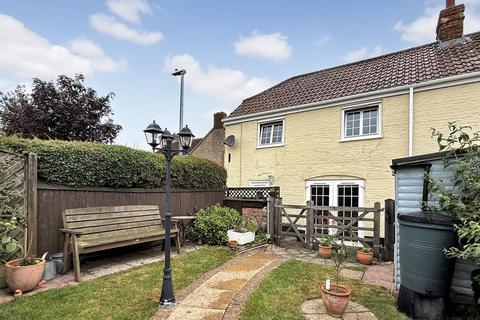 2 bed property, in Petticoat Lane, £290,000