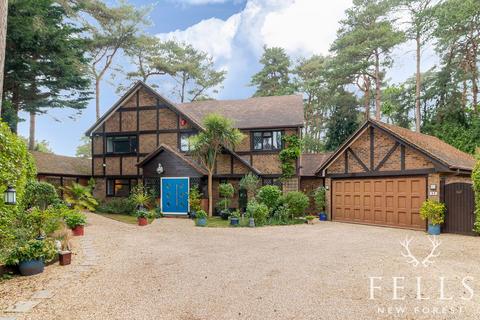 5 bed property, in Davids Lane, £995,000