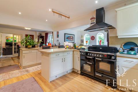 5 bed property, in Davids Lane, £995,000