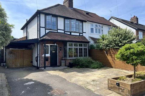 3 bed property, in Torrington Road, £1,095,000