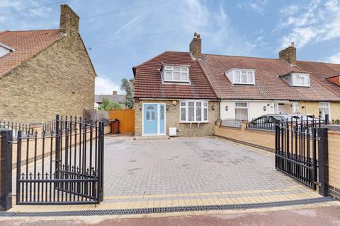 2 bed property, in Downing Road, £400,000