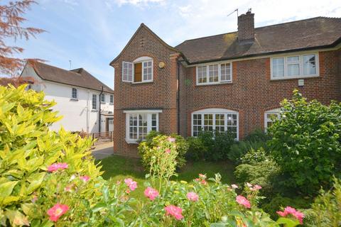 3 bed property, in Grimsdyke Road, £799,950