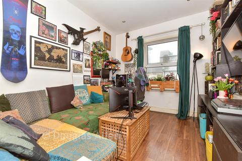 1 bed property, in Hoe Street, £249,000