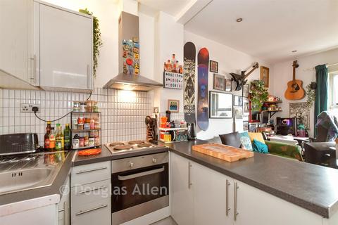 1 bed property, in Hoe Street, £249,000
