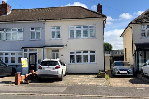 3 bed property, in Elm Park, £500,000