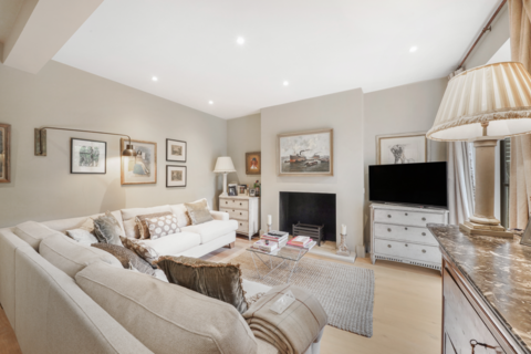 1 bed property, in Sterndale Road, £600,000