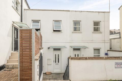 2 bed property, in Market Street, £255,000