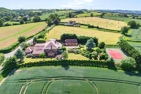 7 bed property, in Dancing Hill, £1,500,000